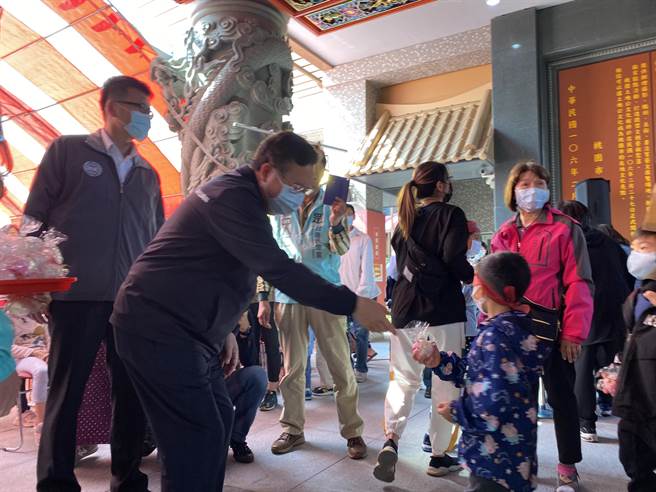 郑文灿也亲自将造型可爱的小兔寿桃，分送给现场来宾。(蔡依珍摄)