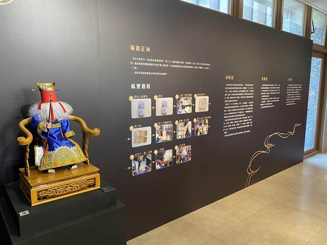 郑文灿明将迎接纸塑土地公。(蔡依珍摄)