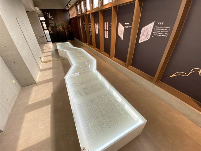 现场也展示神像、庙宇彩绘的半成品和手绘草稿，见证从无到有的过程。(蔡依珍摄)