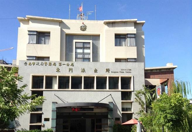 清潔隊員火眼金星，拾金不昧救回信封數萬現金。(翻攝東門派出所粉絲專頁)