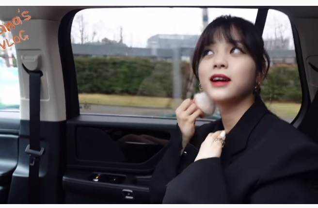 欧阳娜娜拚命把露出肌肤打亮。(取自欧阳娜娜YouTube)