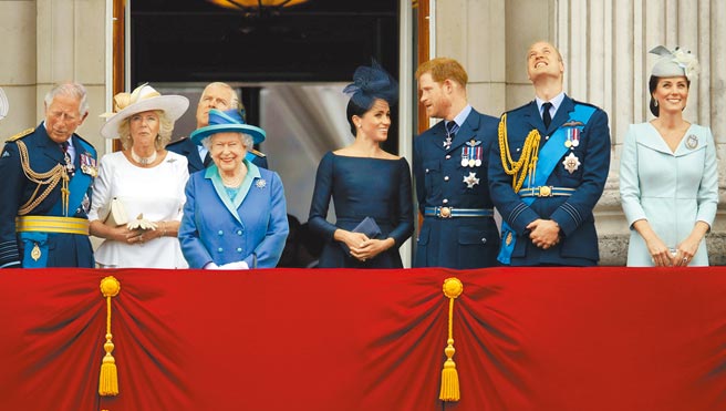 英國哈利王子與王妃梅根（中）2018年完婚後不久，與查爾斯王子夫婦、女王伊莉莎白二世及威廉王子夫婦（右）在白金漢宮陽台參加皇家空軍成軍100年紀念活動。（路透）