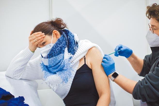 歐洲多國因AZ疫苗接種者出現血栓而緩打。專家表示，台灣應等國外進行更多調查，再決定下一步。（美聯社）