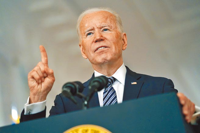 美国总统拜登11日晚首度在黄金时段向全国民眾发表电视演说，纪念美国对抗新冠疫情一周年。（美联社）