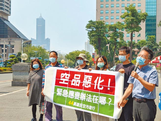 南部反空污联盟12日在高巿府四维行政中心前抗议空品恶化，医师苏伟硕（右）表示，如果再摆烂，要告相关官员瀆职杀人。（曹明正摄）