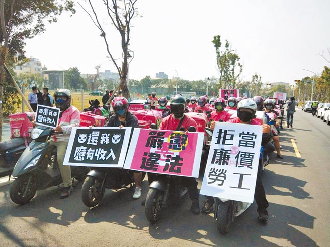 近百名熊貓外送員在豐原抗議薪資新制，集體聯合休息不接單3小時，要求中央立專法保障外送員權益。（陳淑娥攝）
