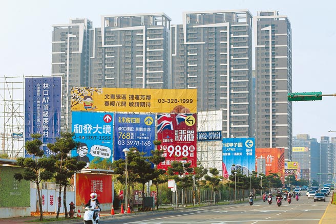行政院会前天通过房地合一税修法草案，不过，各界关注的「囤房税」却临时宣布暂缓。图为预售屋推案量庞大的桃园龟山A7重划区，主要干道两旁竖立多个建案的广告看板。（黄世麒摄）