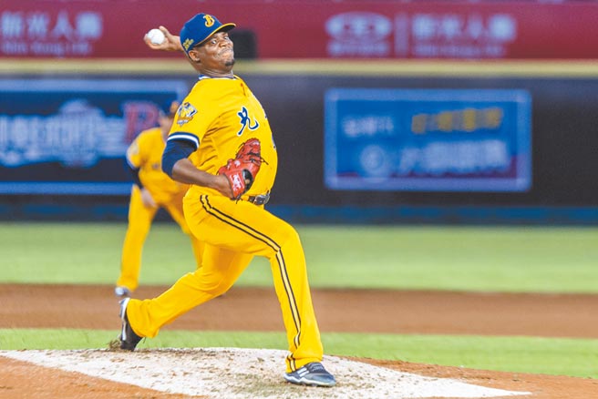 中信兄弟开幕战派出投手三冠王兼MVP德保拉先发。（本报资料照片）