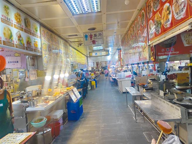 一名網友分享近日去士林夜市所看到的狀況，令不少網友相當感嘆。（翻攝自爆廢1公社／張薷台北傳真）