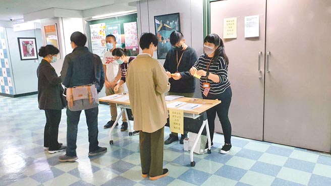 北市昨日仍如期舉行蛙蛙文創協調會，業者卻未如期出席。（游念育攝）