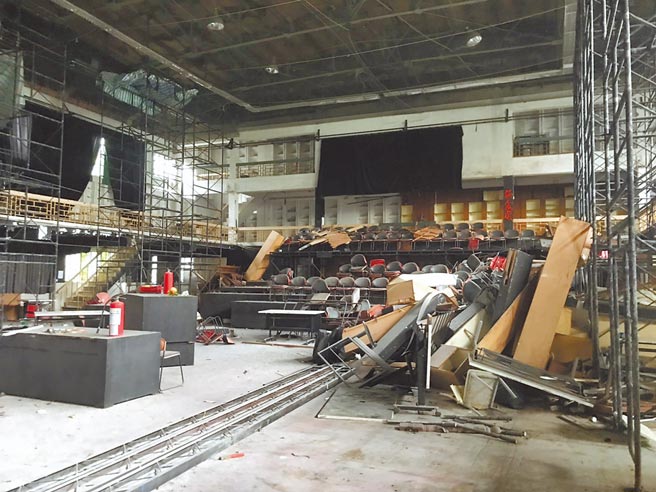 文資委員郭瓊瑩2日曾到僑光堂會勘，發現有很多垃圾都沒清運，林怡君昨也親自到現場勘查發現，僑光堂內的垃圾仍遍布滿地。（林怡君提供／游念育台北傳真）