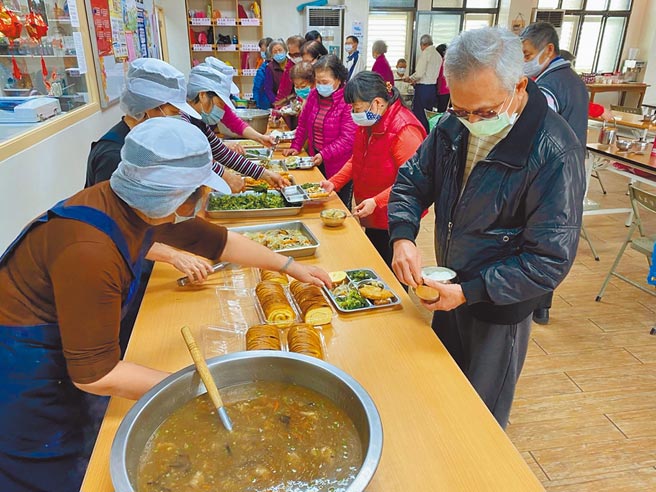 宜兰县长林姿妙宣布，县内的长青食堂、社区关怀据点12日起恢復共餐方式。（宜兰县政府提供／胡健森宜兰传真）