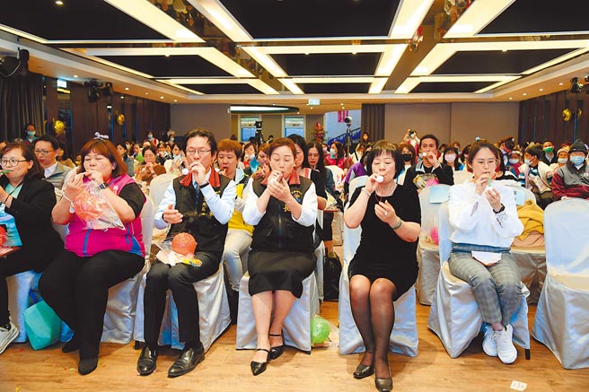 縣長徐榛蔚（中）、衛生局長朱家祥（左三）也學習一起做脣舌頭咽喉及雙頰的吞嚥肌力訓練。（花蓮縣府提供／王志偉花蓮傳真）