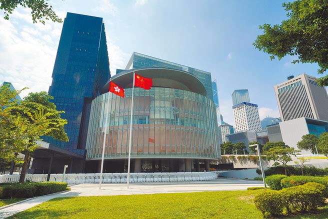 大陸全國人大會議11日以壓倒性的2895票同意票，通過《關於完善香港特別行政區選舉制度的決定》，未來香港特首與立法會選舉等，候選人需先通過愛國者審查機制，未來選出香港特首的選舉委員會成員，與立法會議員，由非選民直選的比例將大幅增加。圖為香港立法會綜合大樓。（中新社）