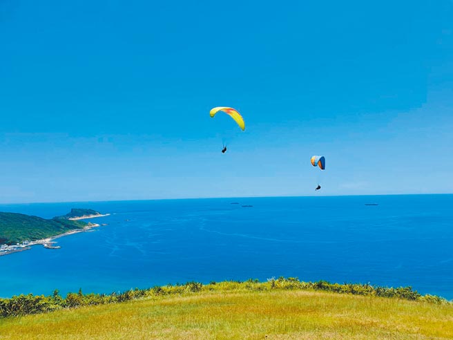 北海岸飞行伞运动盛行已久，復飞消息一出，多数民代持正面态度，但呼吁相关单位确实把关，「安全措施、交通配套都要到位」。（新北市体育处提供／许哲瑗新北传真）