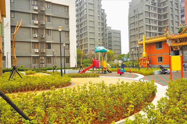 全國最大里林口區湖南里內的湖南活動中心，經過公所改造栽種8000多株灌木和阿勃勒後煥然一新。（戴上容攝）