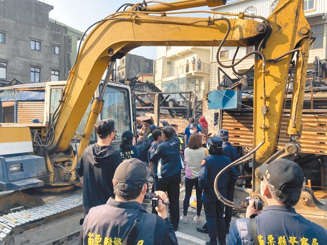 苗栗縣苑裡鎮公所12日進場清理被燒毀的山腳市場，仍有部分受災攤商到場抗議，現場部署多名警力防止衝突擴大。（民眾提供／巫靜婷苗栗傳真）