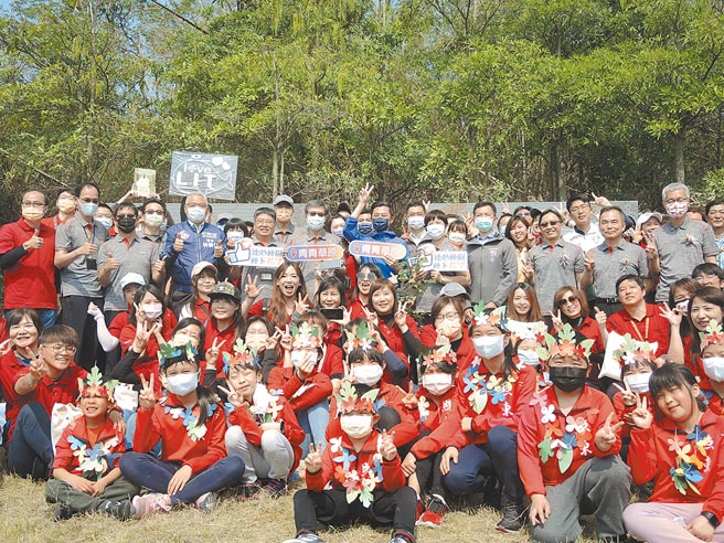 台積電12日與新竹市府攜手，在青青草原一起種樹，用實際行動保護環境。（邱立雅攝）