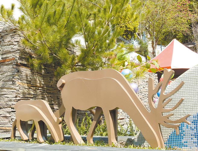 國際級設計大師蕭青陽，為東埔溫泉打造「逐鹿傳奇」的入口意象，並設計相關文創產品，為東埔溫泉區行銷注入活水。（南投縣政府提供／黃立杰南投傳真）