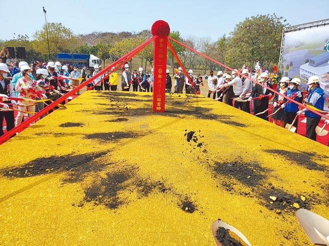 布袋戲大師黃俊雄、鍾任樑、霹靂國際多媒體副董事長黃文擇等人與縣長張麗善、縣議會議長沈宗隆共同執鏟動土。（周麗蘭攝）