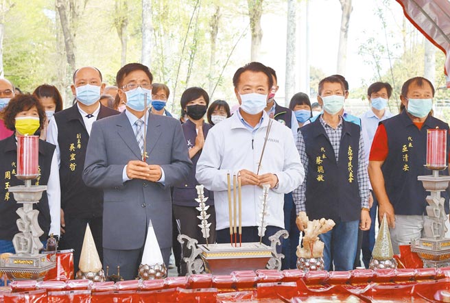 嘉義縣太保市新建藝文中心工程動土典禮，12日由縣長翁章梁（前排右）、太保市長黃榮利（前排左）等地方民代出席主持，期許完工後藝文能在太保扎根。（呂妍庭攝）