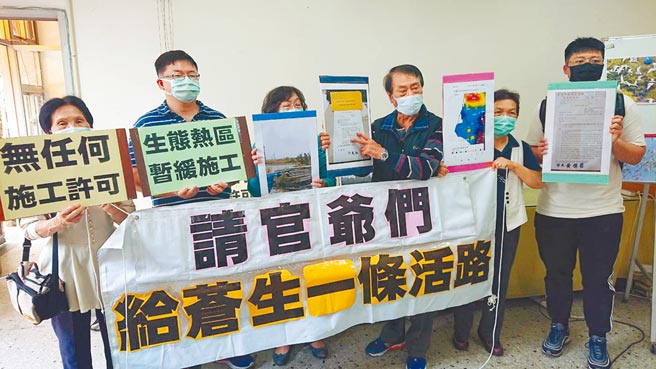 台南市环境保护联盟理事长黄安调（右三）与芦竹沟居民疾呼「请给苍生一条活路」。（程炳璋摄）