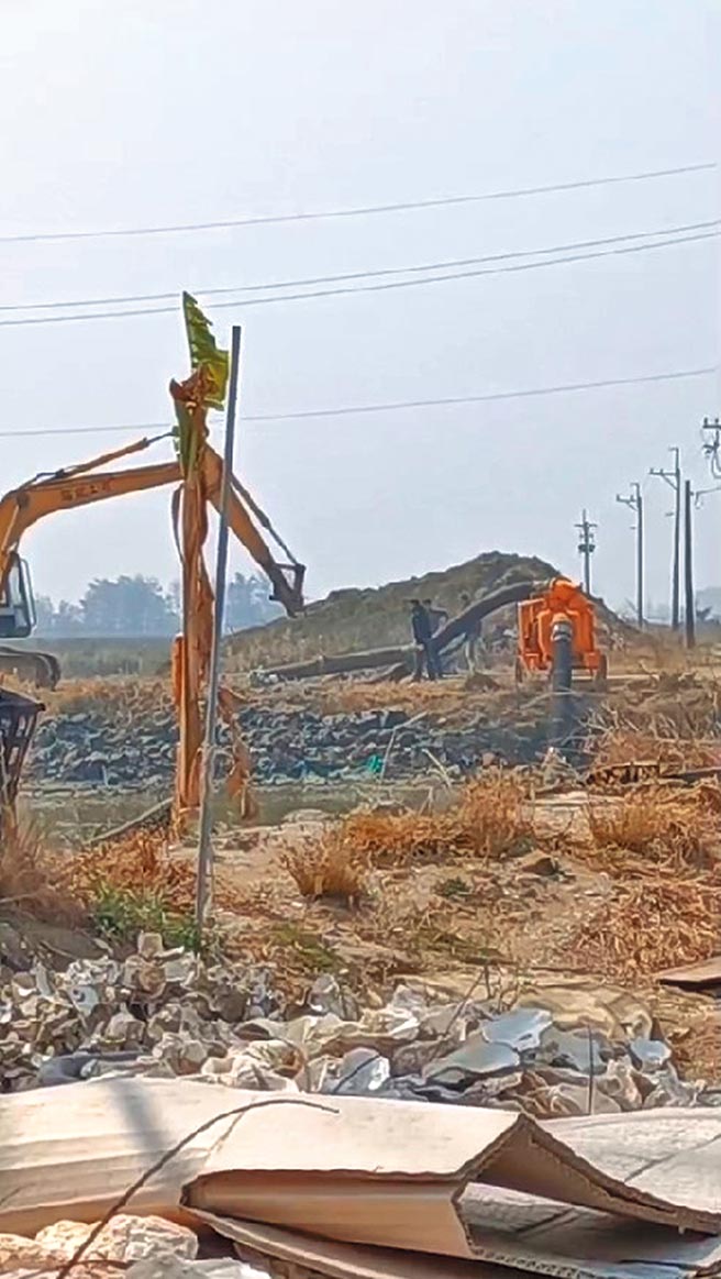 近日已有大型机具进入开挖。（台南市环保联盟提供／程炳璋台南传真）