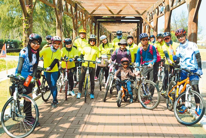 澎湖离岛自行车旅游强强滚，澎管处领骑种子培训报名抢翻天。（陈可文摄）