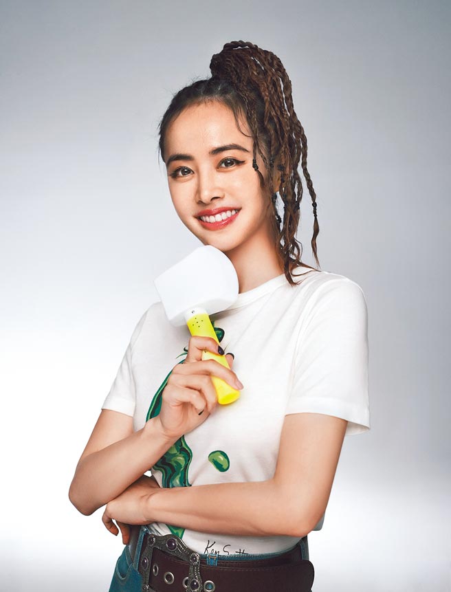 蔡依林的台北加演場贈送每位入場觀眾螢光黃斧頭手燈。（凌時差提供）