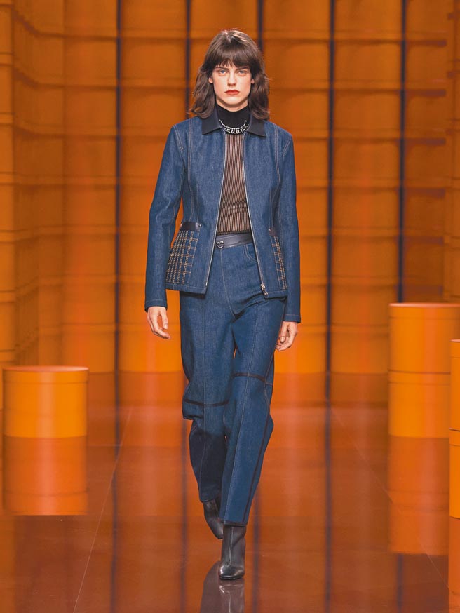 丹寧材質的應用，讓本季女裝多了俐落感。（Hermes提供）