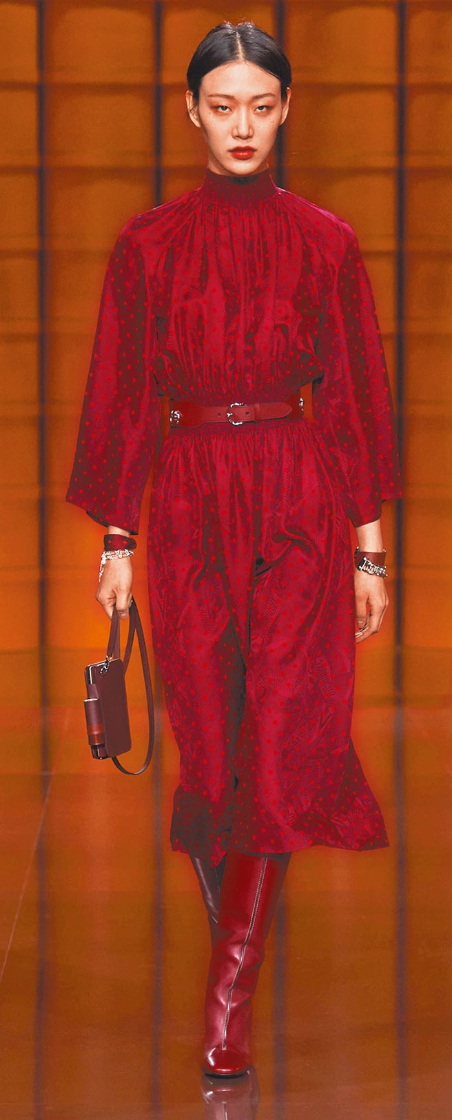 絲綢的應用呼應了本季女裝強調的俐落感，帶來另一種溫柔女性形象。（Hermes提供）