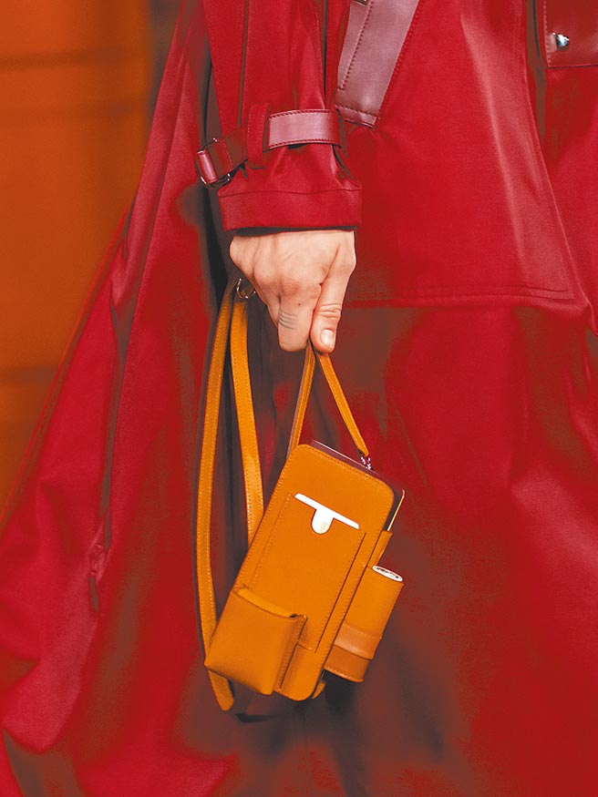 今年的Birkin也推出另一種可拆式文件包，是秀上受到高度注目的配件包款。（Hermes提供）