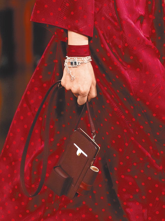 結合多種功能於一身的小包設計是本季重點包款。（Hermes提供）