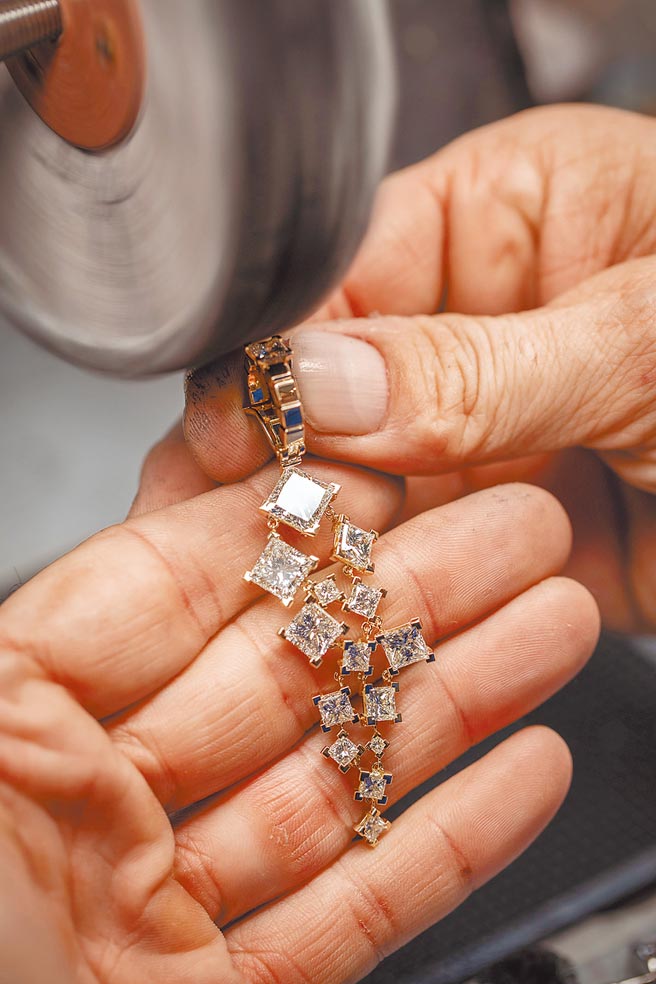 萧邦的经典Ice Cube系列珠宝，钻石彷佛冰块散落一地，充满趣味。（CHOPARD提供）