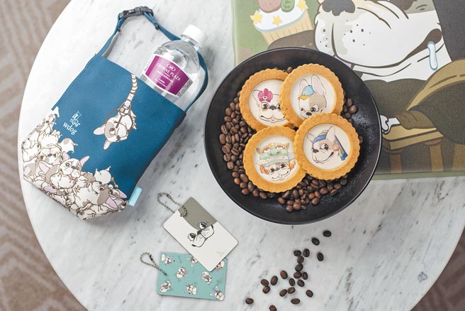 入住台南大员皇冠假日酒店「法斗主题房」，可获万用小提袋、手工饼乾、房卡钥匙圈等赠品。（台南大员皇冠假日酒店提供）