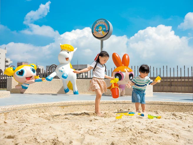 和逸饭店台南西门馆有小朋友最爱的沙池，还有飞天小女警陪伴，玩一整天也没问题。（和逸饭店台南西门馆提供）