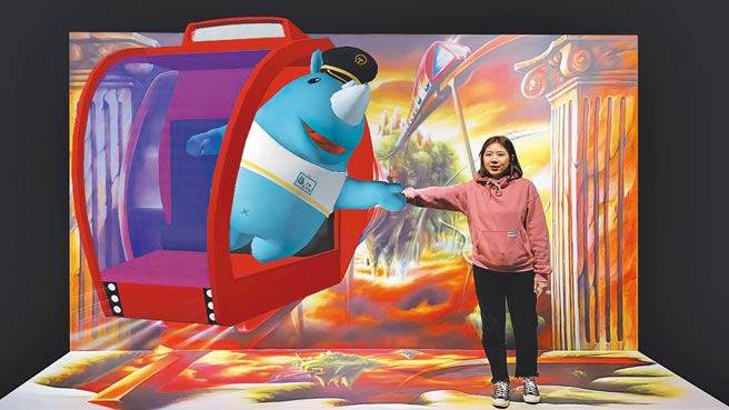 義大遊樂世界的「神奇AR畫館」背景為城堡列車。（義大遊樂世界提供）