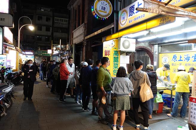 士林小东路人气生煎包（13日）19:32现场待排人数约50至60人。（照片/游定刚 拍摄）