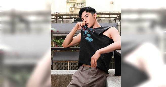 萧子墨身穿《刺杀小说家》的衣服努力为电影宣传，并展现手臂肌肉。（图／戴世平摄）