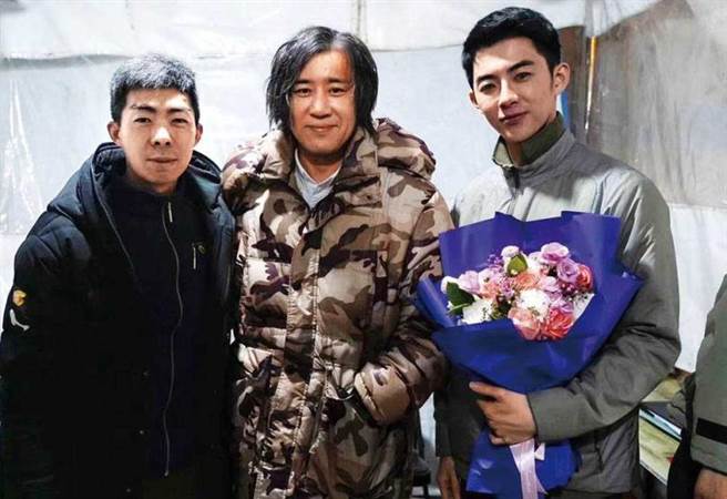 《刺杀小说家》杀青时，萧子墨把握机会与导演路阳、演员于和伟合照留念。（图／萧子墨提供）