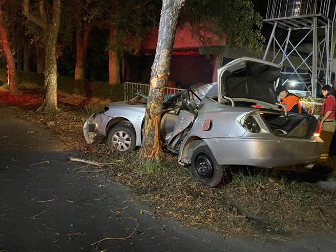 å°å—æ·±å¤œè»Šç¦ è½Žè»Šå¤±æŽ§è‡ªæ'žè·¯æ¨¹ç