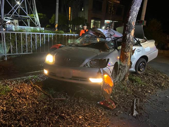 台南市下营区昨天晚间22时45分发生轿车撞树车祸，驾驶不幸死亡。(读者提供／刘秀芬台南传真)