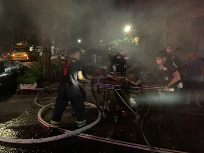 屏東縣潮州鎮一處住宅14日清晨發生火警，屋內母女2人被消防人員救出時都已無生命徵象，送醫後宣告不治。（翻攝畫面／潘建志屏東傳真）
