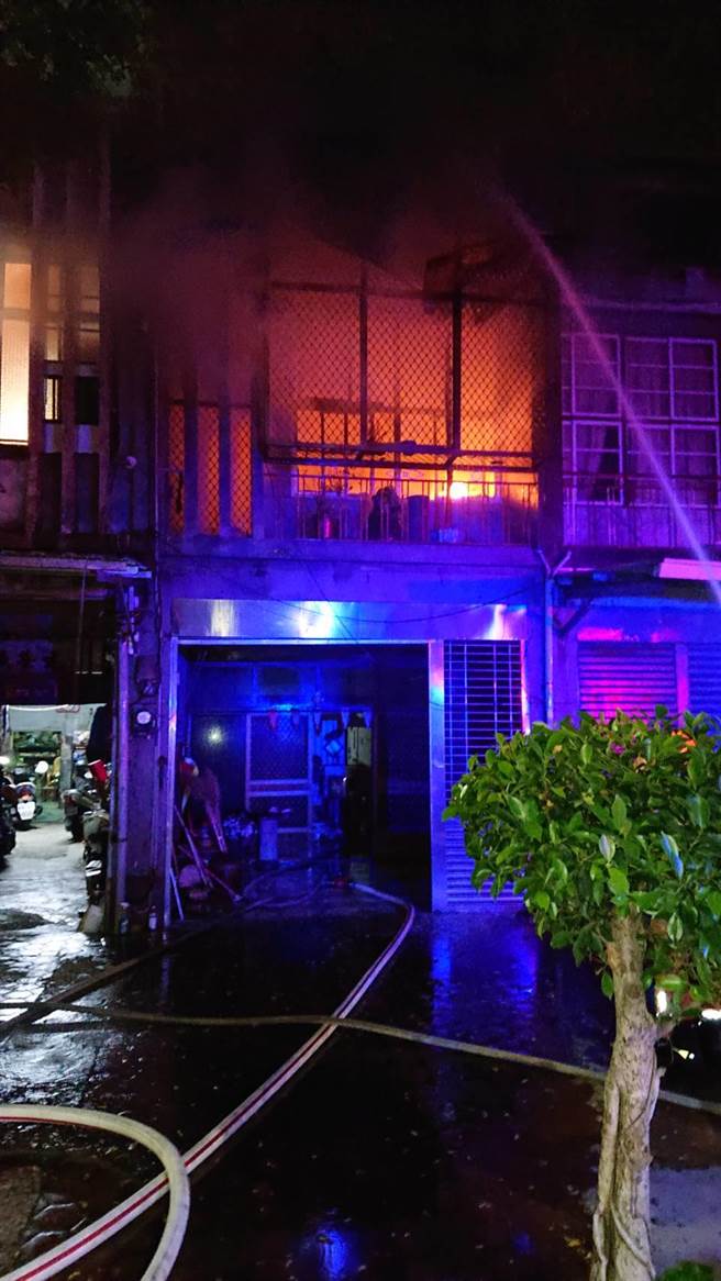 屏東縣潮州鎮一處住宅14日清晨發生火警，屋內母女2人被消防人員救出時都已無生命徵象，送醫後宣告不治。（翻攝畫面／潘建志屏東傳真）