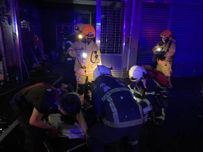 屏東縣潮州鎮一處住宅14日清晨發生火警，屋內母女2人被消防人員救出時都已無生命徵象，送醫後宣告不治。（翻攝畫面／潘建志屏東傳真）