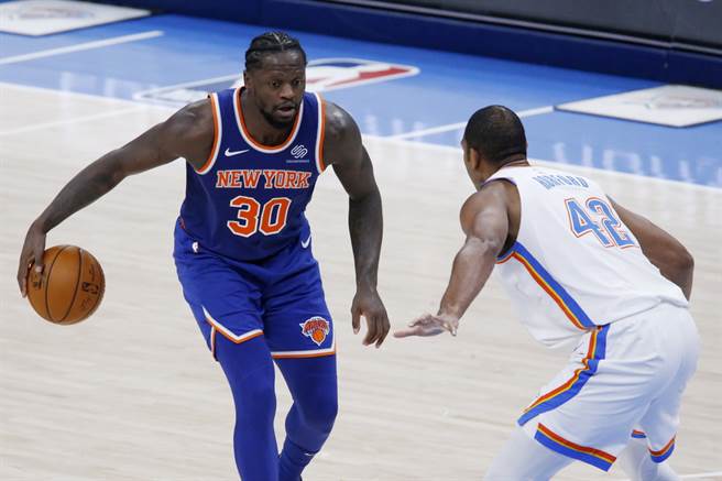 兰道尔(左)成为尼克队史30年来首位单季拿下两次大三元的球员。(美联社)