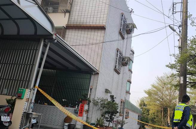 台南东山区发生女子坠楼事件，警方拉起封锁线。（读者提供／刘秀芬台南传真）