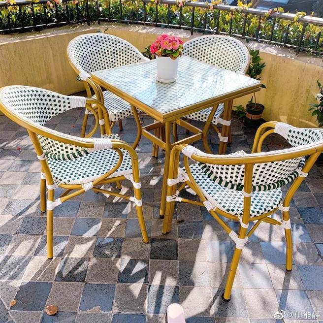 伊能静的阳台有个可以喝茶、放空的地方。（图／微博@伊能静）