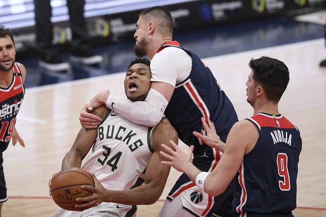 打球还打架？公鹿前锋阿提托康波上篮时惨遭巫师中锋艾力克斯连掐住脖子。(美联社)