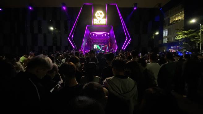 台中知名夜店「Super House Nightclub」昨晚涌进上千人，全是为看饶舌歌手蛋堡表演。（图／警方提供）
